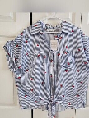 EMILY DANIELS NWT TIED KNOT. 3X BLUE STRIPES CHERRY TOP. SHORT SLEEVES